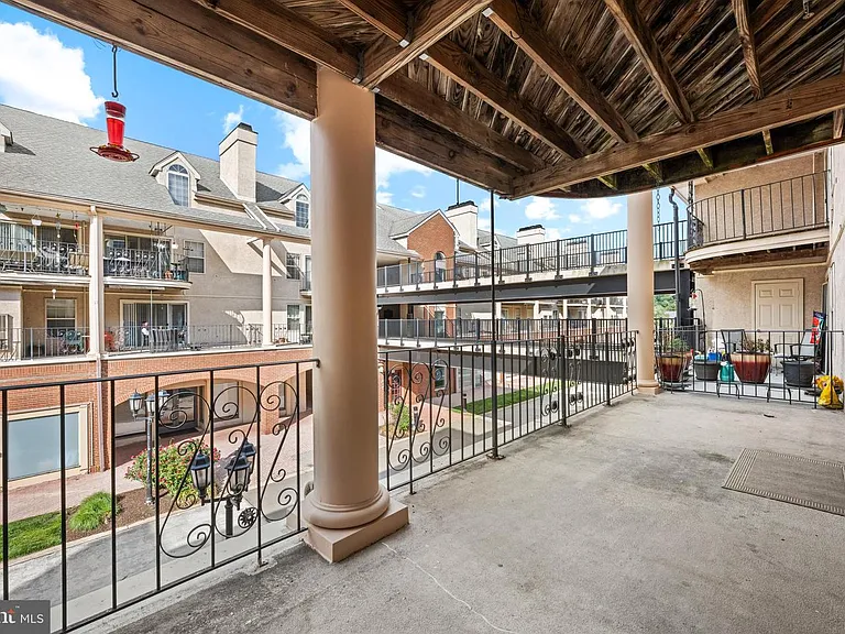 1022 Main St — Photo 33