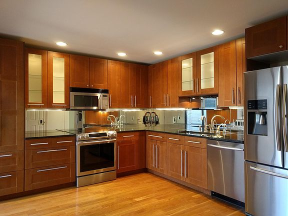 4th image of 520 W Brown St #1
