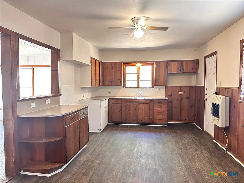 5 bed, 3.0 bath, 5261 sqft, $2,200 — Photo 2