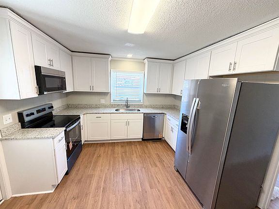 4th image of 313 Dickson Dr.
