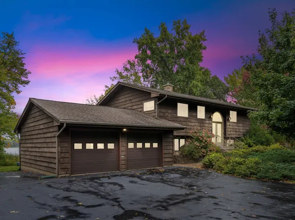 28015 Lakelawn Dr, Lindstrom, MN 55045
