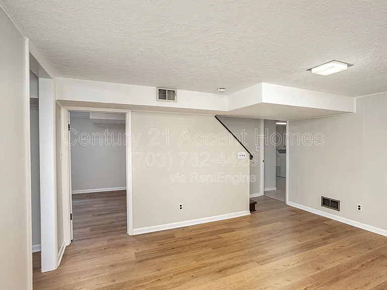 3233 Holly Hill Dr — Photo 20