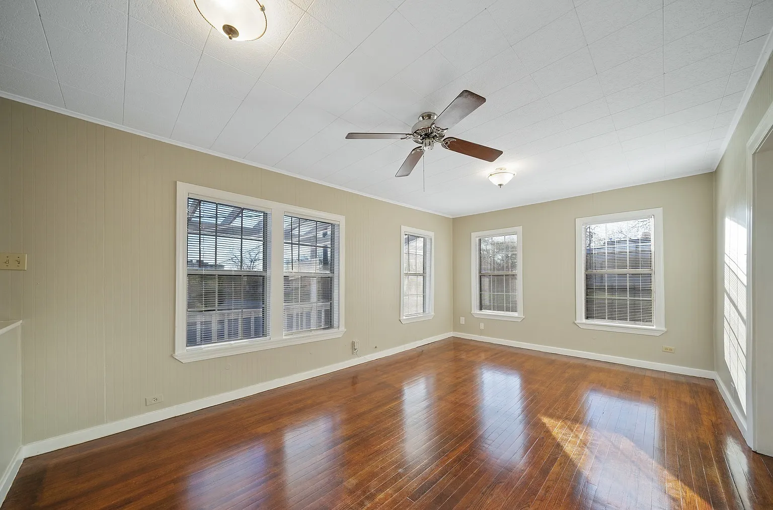 3 bed, 1015 sqft, $1,350 — Photo 2