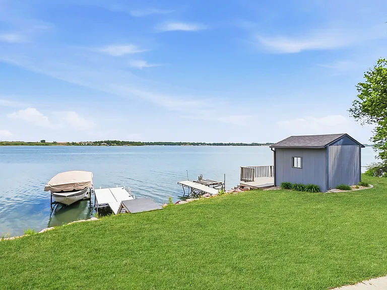 Bonus room is directly off the lake shore w/ a separate heater and a/c unit.
