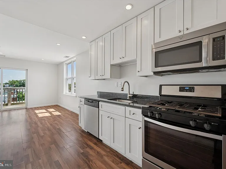 5027 Spruce St — Photo 4