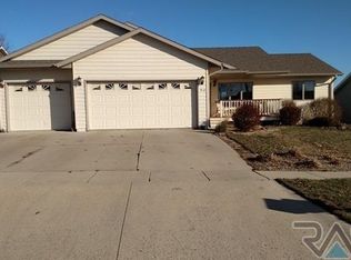 910 Oakridge Rd, Dell Rapids, SD 57022