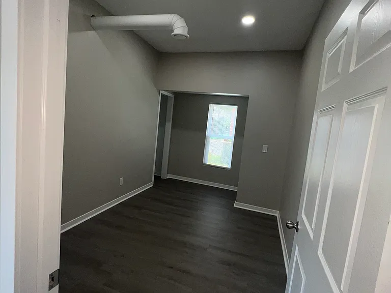2433 Pulaski St — Photo 4