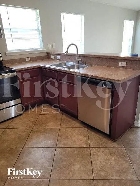 4 bed, 2.0 bath, 1673 sqft, $2,285 — Photo 4