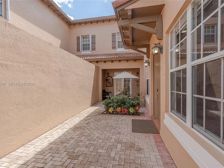 623 SW 146th Ter — Photo 2
