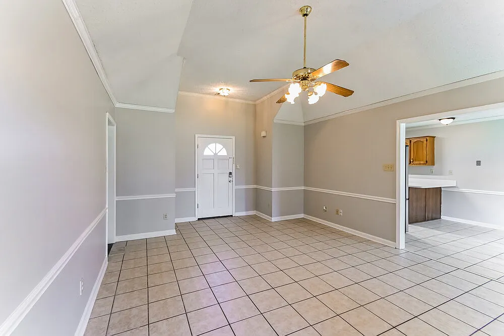 3 bed, 2.0 bath, 1407 sqft, $1,715 — Photo 3