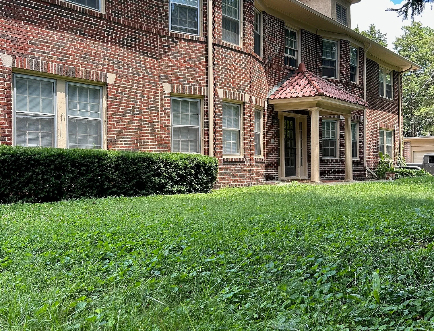 2 bed, 1.0 bath, 2332 sqft, $1,495 — Photo 1