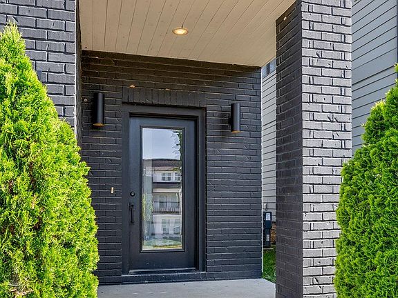 2nd image of 530 Edwin St #10