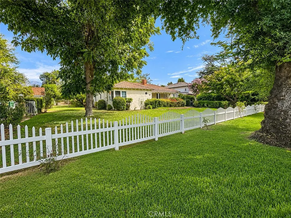 325 W Lemon Ave