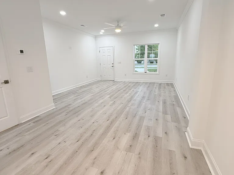 861 Maxine Ct #4B — Photo 3