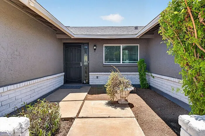 2615 W Straford Dr — Photo 2