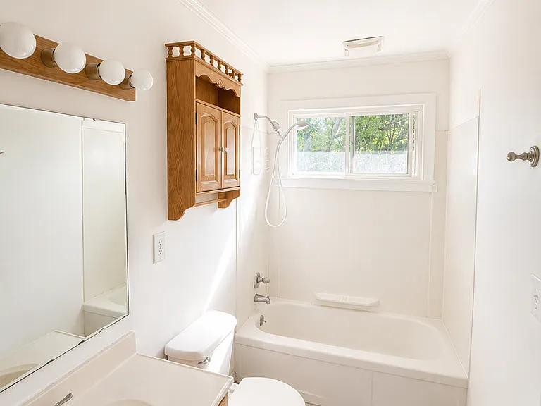 220 Sherwood Dr — Photo 6