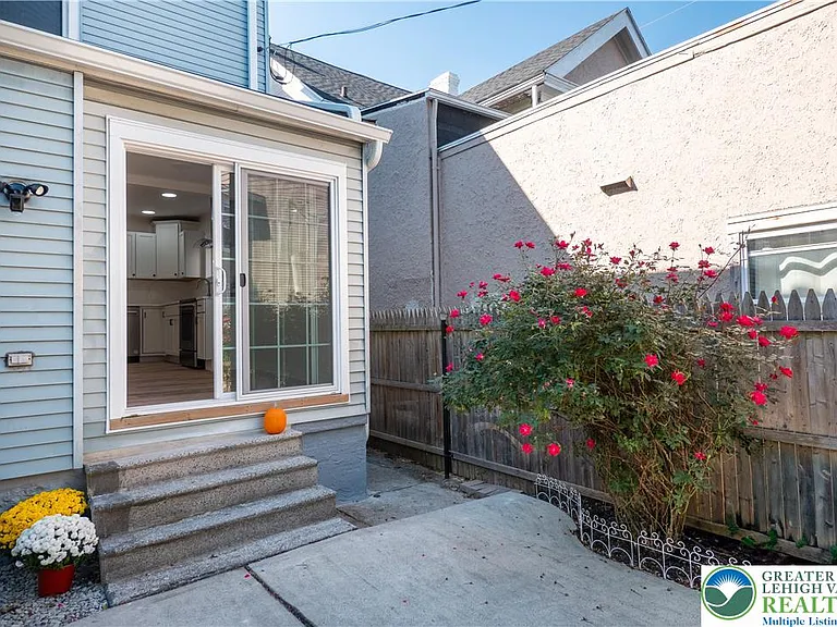 718 N New St — Photo 23