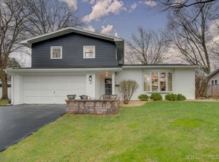 32 Sylvia Ln, Naperville, IL 60540