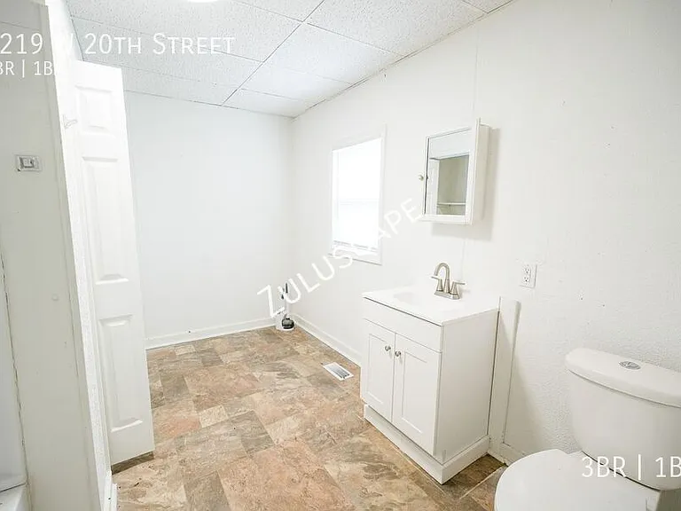 1219 W 20th St — Photo 12