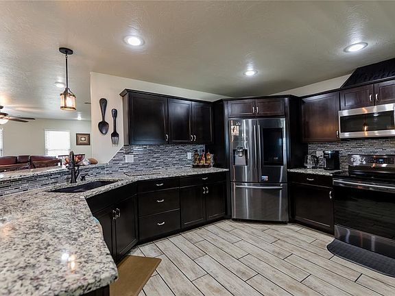 3rd image of 148 E Bonita Dr