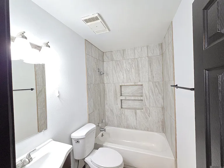 947 Grebe St #4 — Photo 6