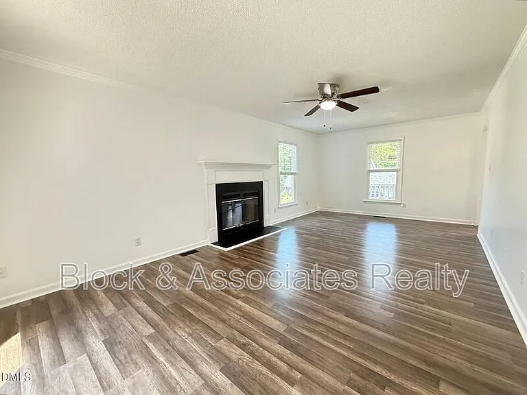 401 Holly Berry Ln — Photo 4