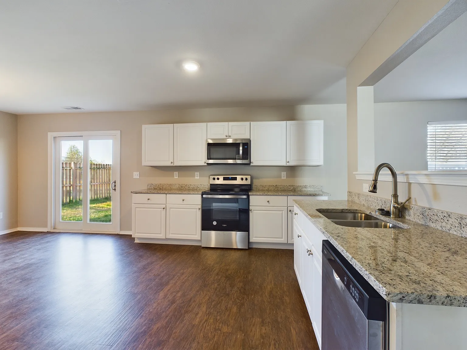 4 bed, 2.5 bath, 3245 sqft, $2,299 — Photo 4