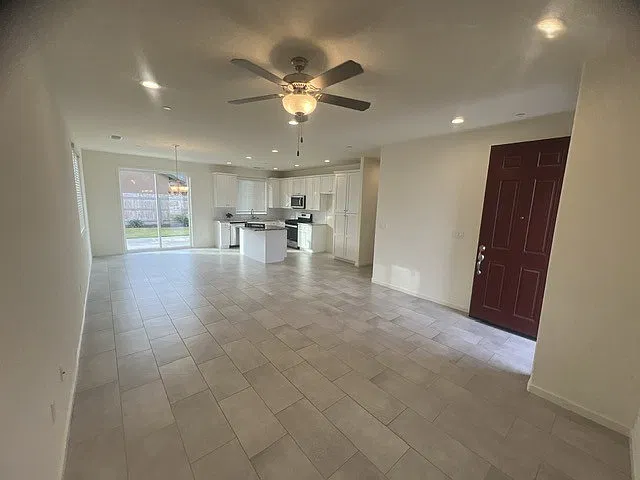 3 bed, 1297 sqft, $2,400 — Photo 4