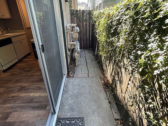 4th image of 2306 Capitol Ave #1