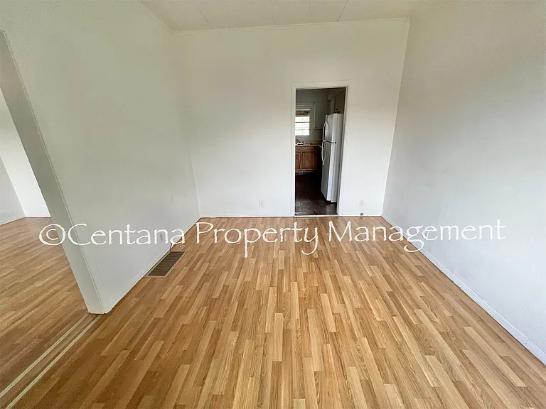 1021 E Commercial Ave — Photo 3