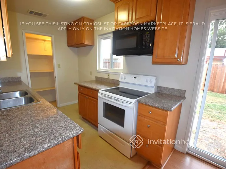 221 Elwood St — Photo 3