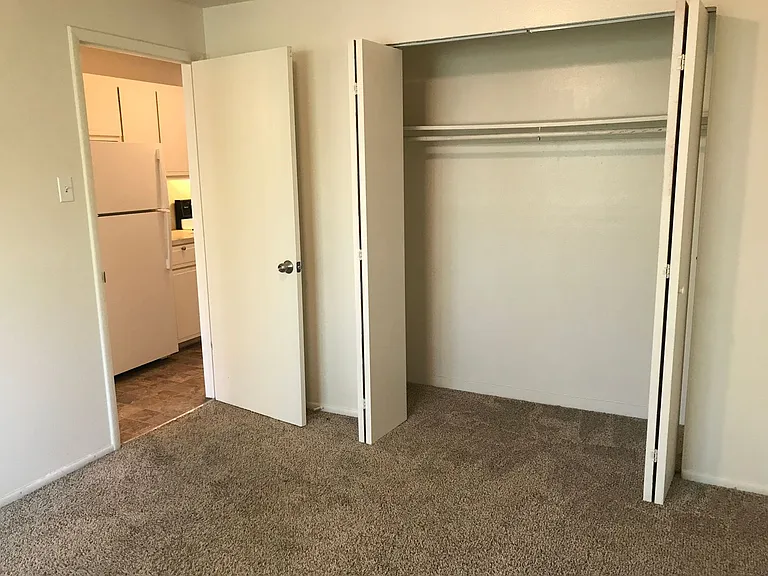 1455 N High St St Charles Apartments — Photo 33