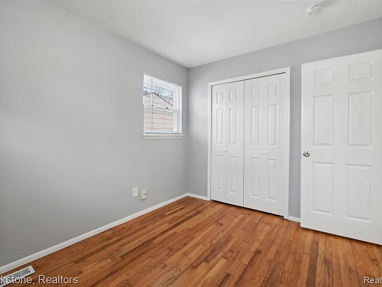 23583 Columbus Ave — Photo 7
