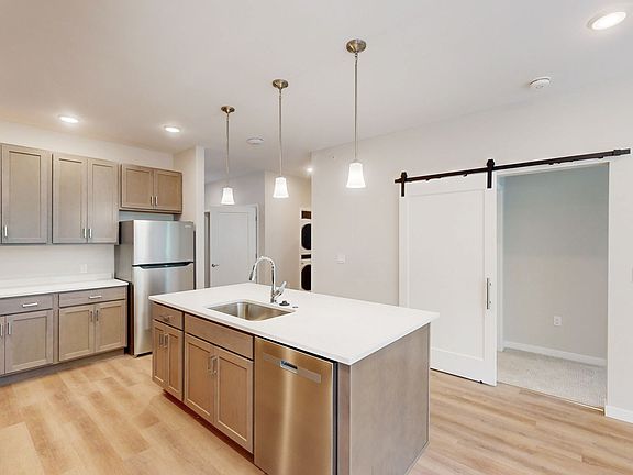 4th image of 1915 S Mattis Ave #3B-2Ba-1285Sqft