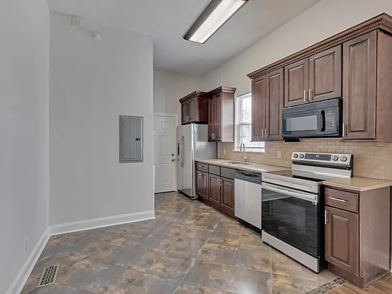 419 E 31st St — Photo 15