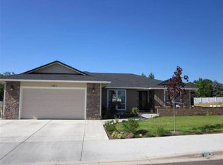 1027 Arrowhead Trl, Eagle Pt, OR 97524