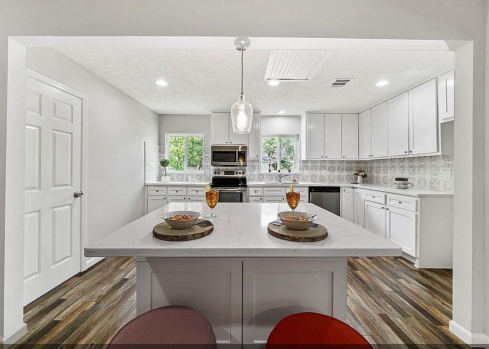 1st image of 615 Honeysuckle Dr