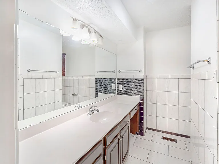 4004 S Maple Ave — Photo 14