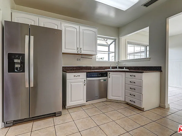 15601 Morrison St — Photo 12