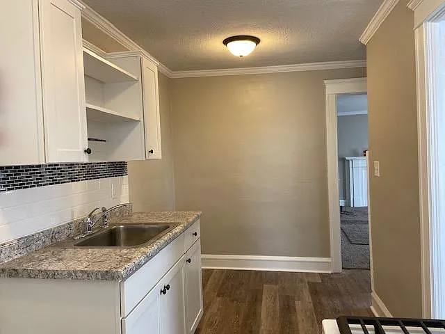 325 W Washington Ave — Photo 7