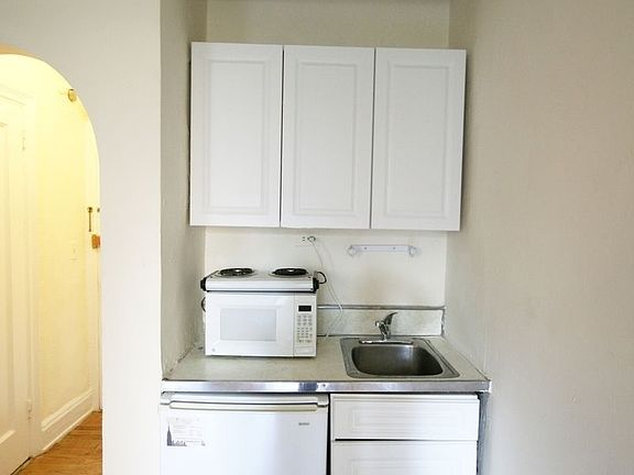 5th image of 11 Waverly Pl APT 4E