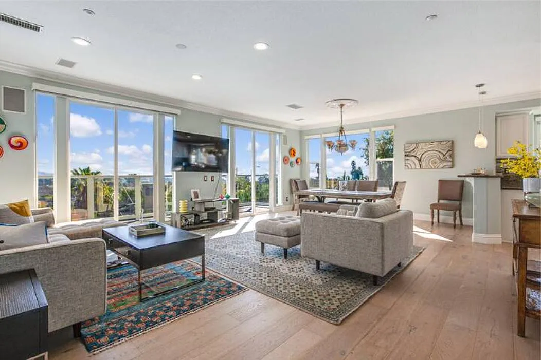 3 bed, 2.5 bath, 2732 sqft, $8,200 — Photo 3