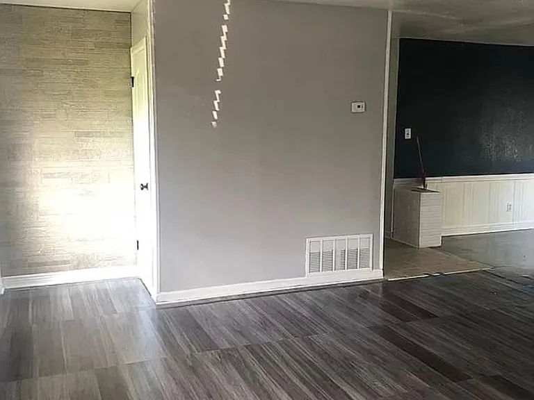 1110 W Houston St — Photo 3