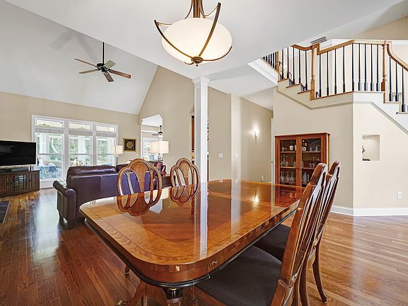 4th image of 3260 St James Drive SE