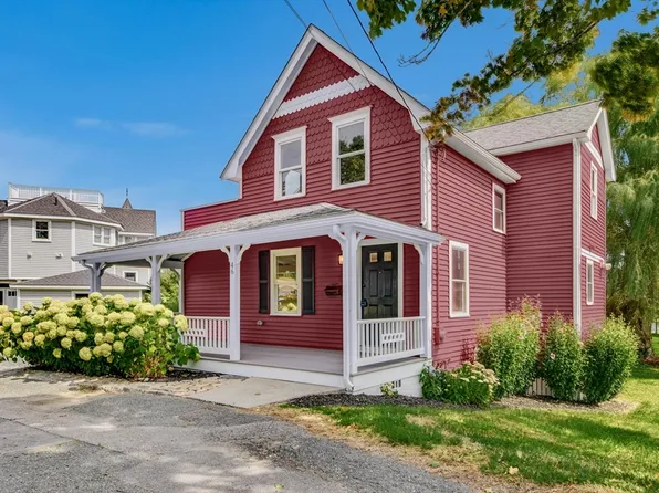 46 Duck Ln, Hull, MA 02045