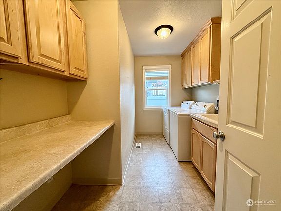 5th image of 2816 NE 129th Avenue