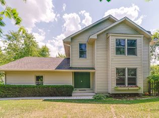 24 Hickory Rd, Oakwood Hills, IL 60013