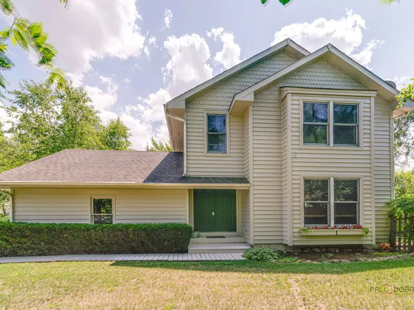 24 Hickory Rd, Oakwood Hills, IL 60013