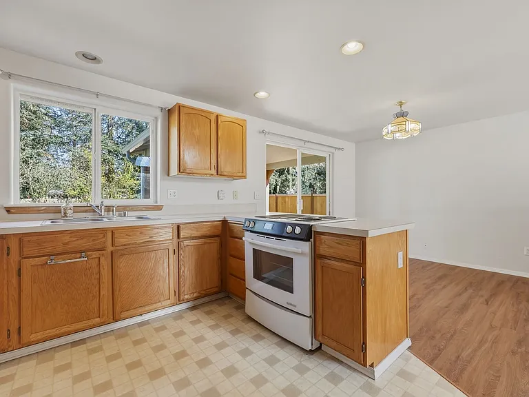 916 McCormick St NE — Photo 10