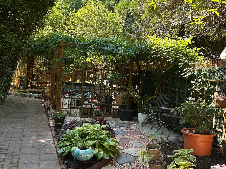 walkway to apt entrance